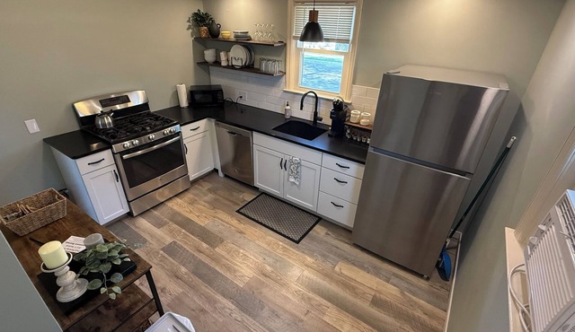 3 bedroom 2 bath, newly rennovated, modern Downtown Retreat in Monroe