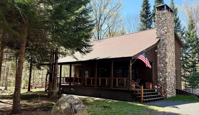 3 Bedroom, 2 Bath Secluded Old Forge Log Cabin