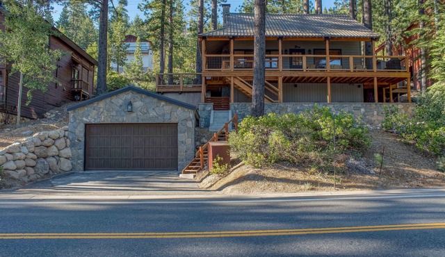 3 bedroom, 2 bath Sleeps 8 adults Direct Lake Access DLR#041 w/Hot Tub