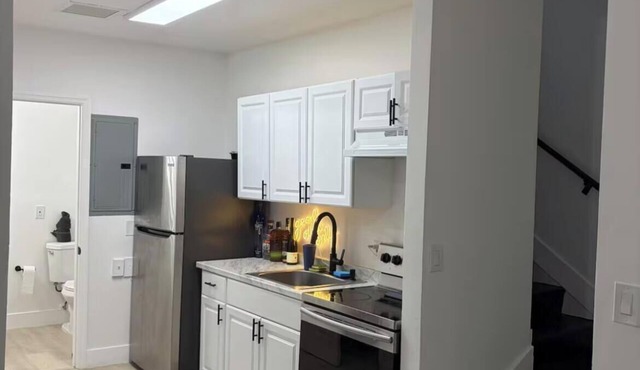 3-bedroom, 2 bath townhome in amazing Miami with cool AC