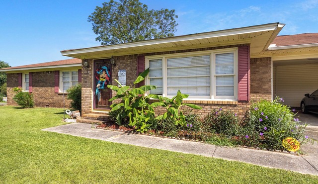 3-bedroom/2-bath Tropical Paradise house minutes from downtown and the stadium.