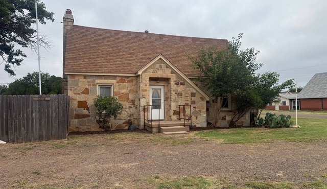3 bedroom/2 bath, two story rock house is ready to accodomate you and your crew!