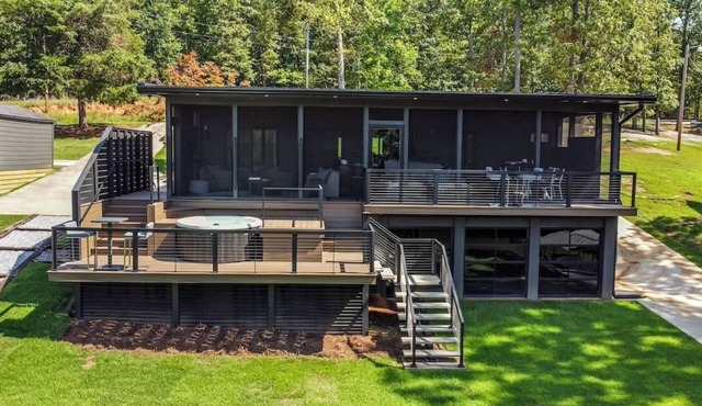 3-bedroom, 2 bath urban-style lakefront bungalow on Sunset Cove in Abbeville, SC on Beautiful Lake Secession.