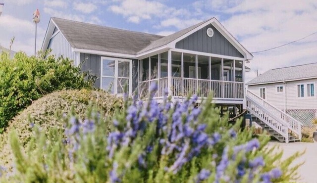 3 bedroom-2 bathroom Beach house in the heart of Garden City/Murrells Inlet