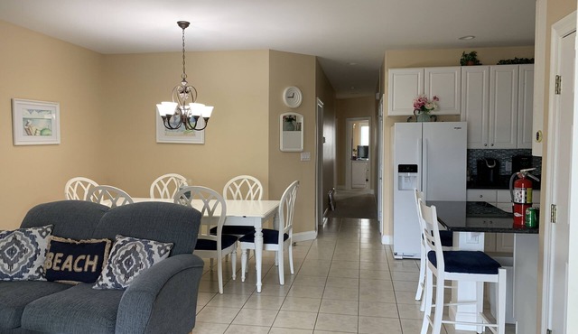 3 Bedroom 2 Bath Beach Block 24th St. Short Walk Beach and Boardsn