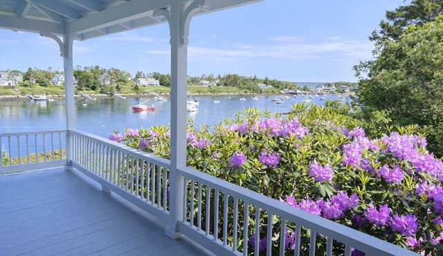 3 bedroom, 2 bathroom classic Maine cottage with ocean views into Mackerel Cove