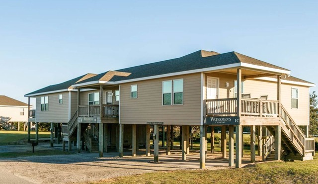 3-bedroom, 2-bathroom apartment. Walk to beach and access to REAL Watersports