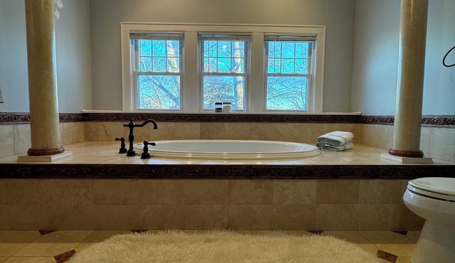 3-bedroom, 2 bathroom bungalow in wonderful Berwyn, 20min to Downtown Chicago