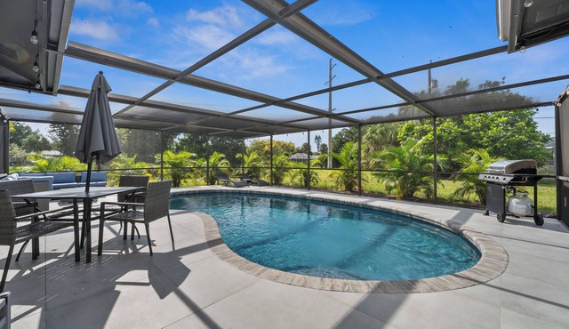 3-bedroom! 2-bathroom! FREE Heated Pool! Close Beaches! Pet OK! CLEAN!