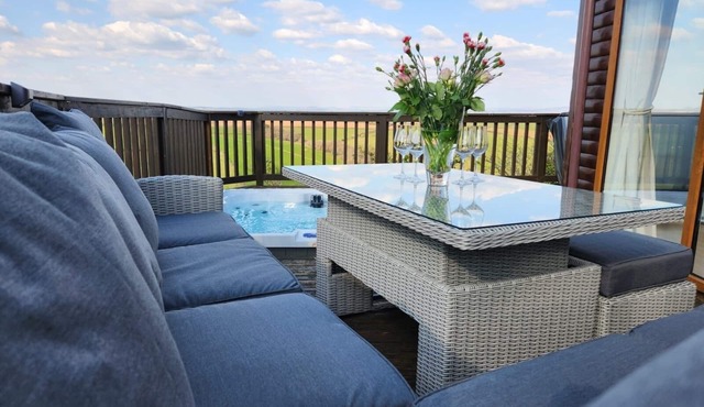 3 bedroom, 2 bathroom Seaside Lodge, Hot Tub, Views. Whitsand Beach, Pool, Wifi