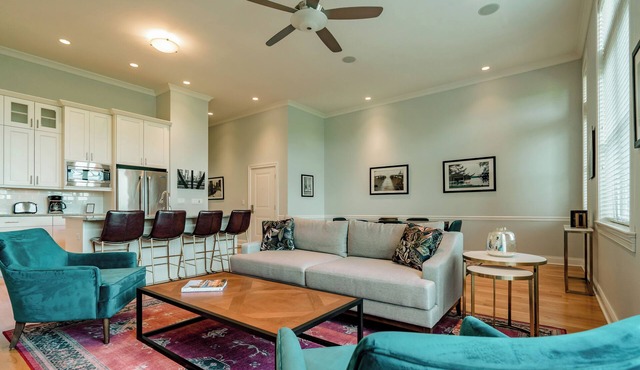 3 Bedroom/2 Bathroom Luxury Suite in Vibrant Andersonville