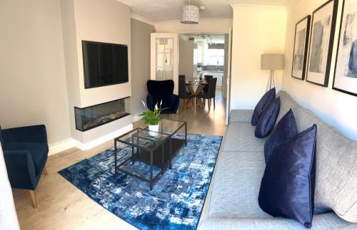 3 bedroom - 2 bathroom Townhouse in Corstorphine Near Murrayfield Stadium - Direct Bus To Edinburgh City Centre in 20 Minutes - Two Private Parking Spaces - Private Sunny Garden - Recently Refurbished