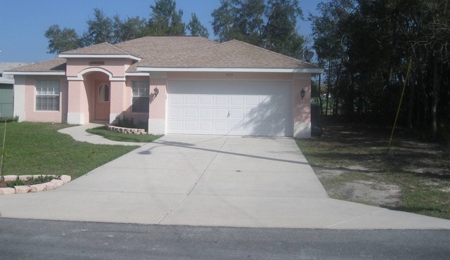 3 bedroom 2 bathroom home with smart TV and WiFi