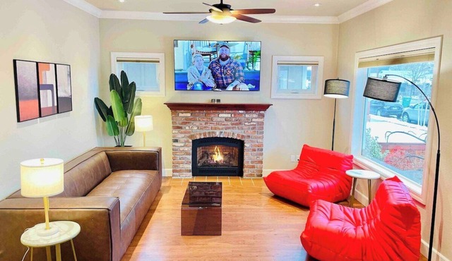 3 bedroom & 2 bathroomhouse/Midtown/Sleeps 11