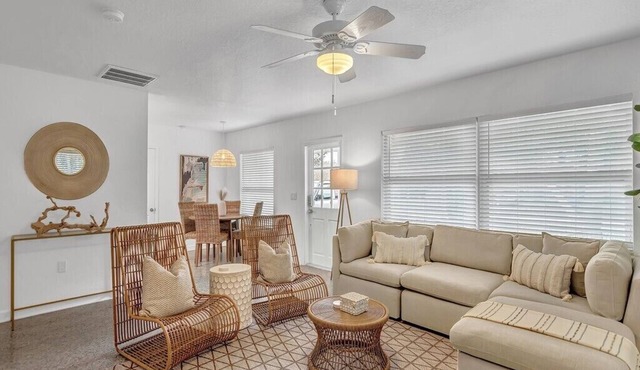 3-bedroom-2 Full Baths Beach House mnts to Central Beach & downtown