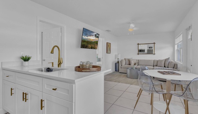 3-bedroom-2 Full Bath Beach House mnts to Central Beach & downtown