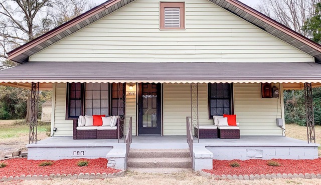 3 Bedroom 2 Full Bath & Large Backyard