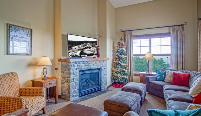 3 bedroom, 2 Full Baths, Slope Side. Outdoor Hot Tubs on Site. Ski Lift overlook.