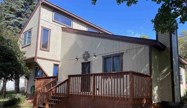 3 bedroom 2 full bathroom cottage by the lake