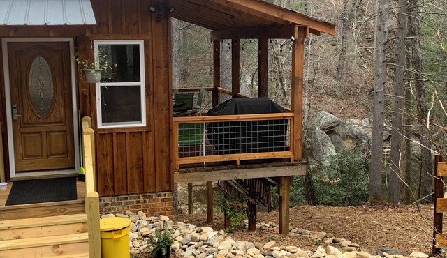 3-bedroom 2 & half baths cabin sleeps 8. Fast WiFi, directly on the Henry River.