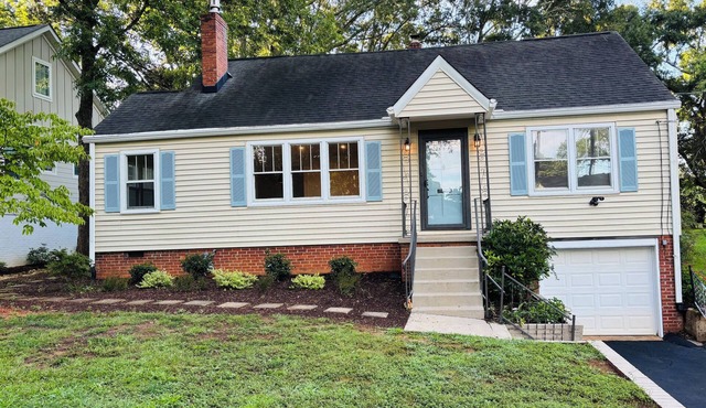 3-bedroom - 2 mi to DT Greenville - fenced yard