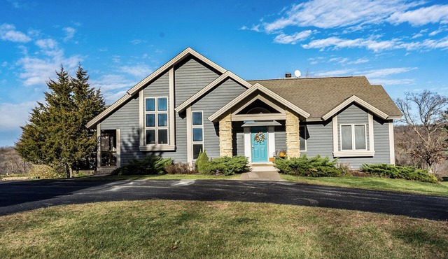 3 Bedroom, 3 1/2 bath house in The Galena Territory.