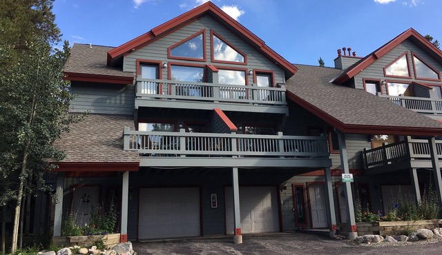3 bedroom 3.5 bathroom Pine Creek Townhouse walking to town and hiking
