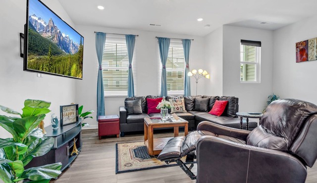 3-bedroom/3.5 bath near RDU/RTP with personal workspace,smart TVs, pool,dog park