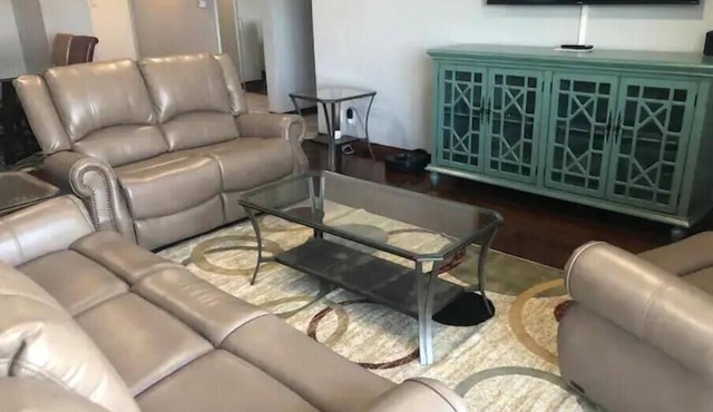 3 Bedroom/3 bath/2 car garage High Rise in Midtown on 9th floor