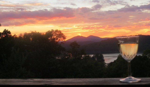 3 bedroom 3 bath home with awesome mountain and lake views and prime location