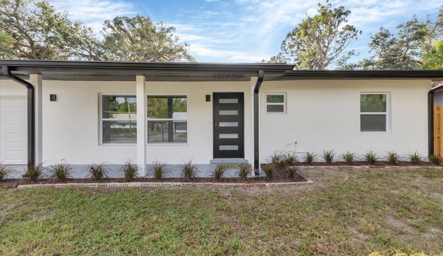 3-bedroom, 3 bath house w/POOL in fabulous Sarasota with AC, WiFi