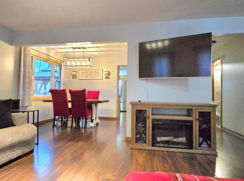 3 bedroom 3 bath lovely home in Aurora IL