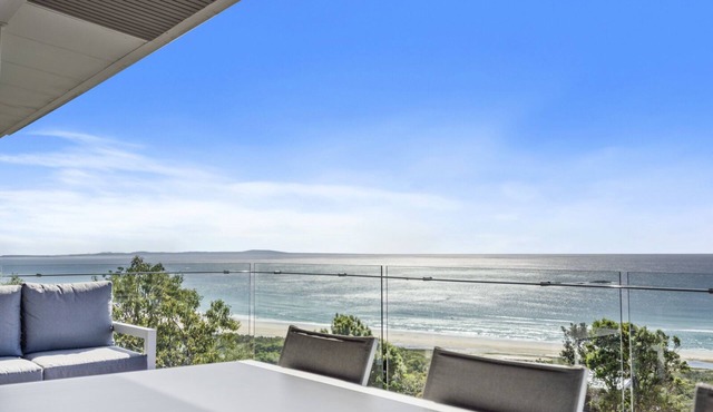 3 bedroom 3 bathroom holiday house with stunning views from all rooms.