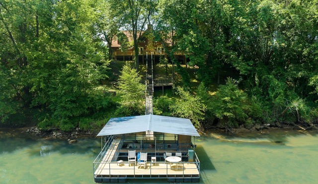 3 Bedroom 3 Bathroom Cabin on Little Red River w/Private Dock!