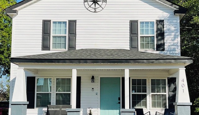 3-bedroom 3 bathroom house with full kitchen in charming Pembroke with AC, WiFi.