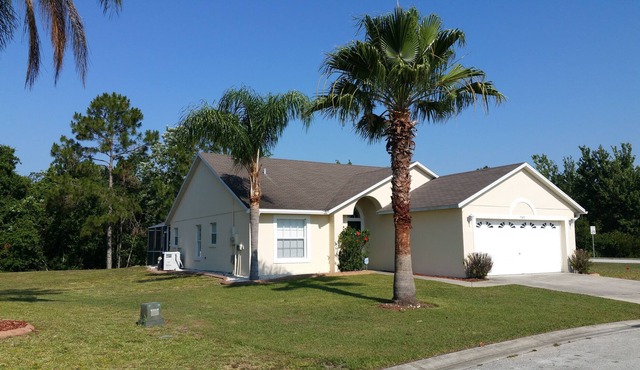 3 bedroom 3 bathroom (2 en-suite) Detached family villa with heated pool & spa