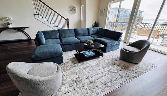 3 Bedroom 3 Baths, Lakeside Townhouse that is minutes to Kemah Boardwalk &NASA