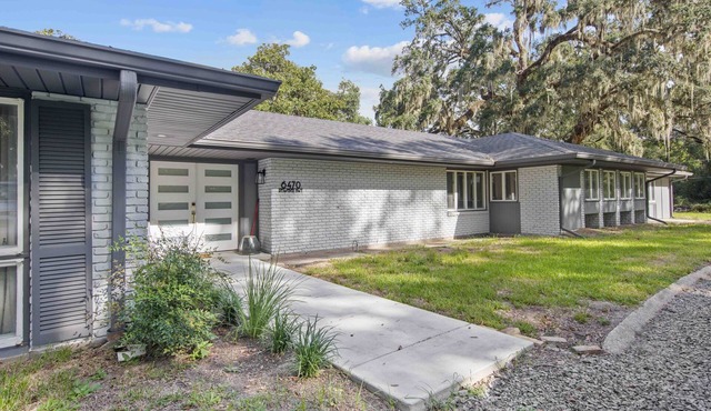3-bedroom, 4 1/2 baths, house with WiFi, AC in wooded area in Saint Martinville