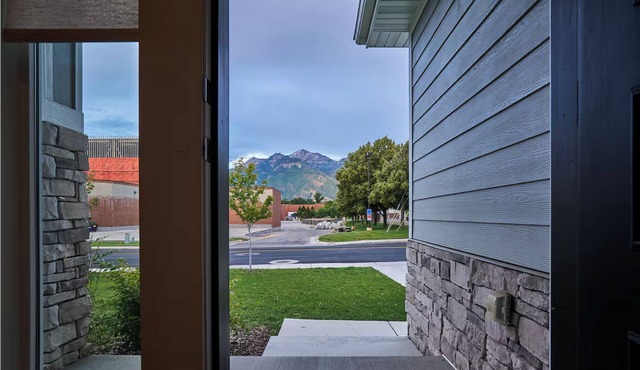 3 Bedroom, 4 bed/3 Bath, Close to Mountains, Downtown and Airport