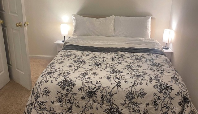 3-bedroom, 4 beds in pleasant Silver Spring with Free parking,Bus Stop next door