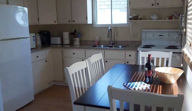 3 Bedroom 4 season modern Chalet Beresford. Sleeps 6