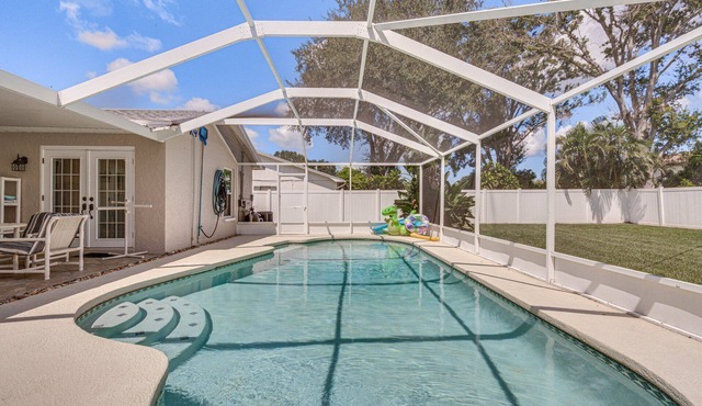 3-bedroom - 5 Beds- 2 Bathroom w/Heated Pool in Beautiful Tampa, Florida