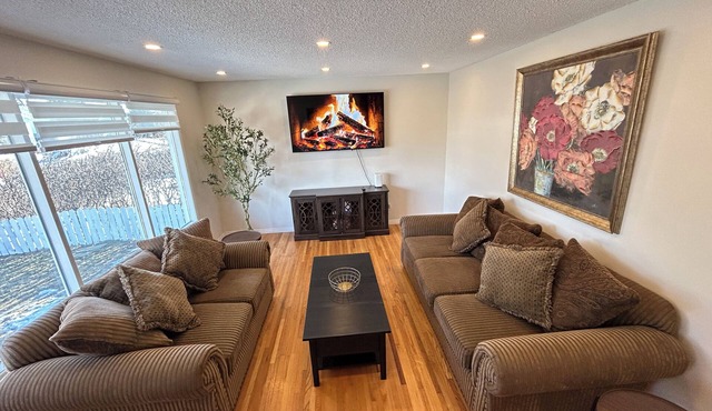 3 Bedroom | 65” TV | King Bed | Fenced Yard | Near Downtown