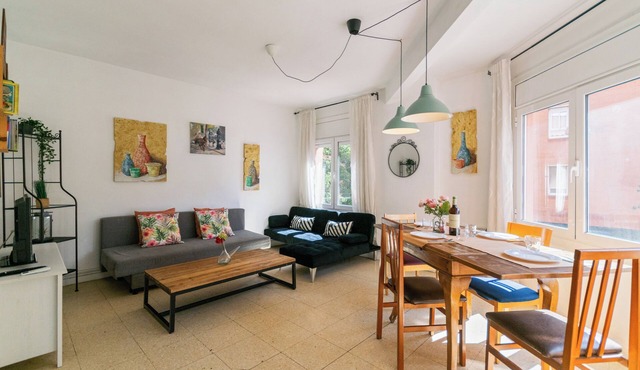3 bedroom apartment 15' from Barcelona center and 8' walking from the beach