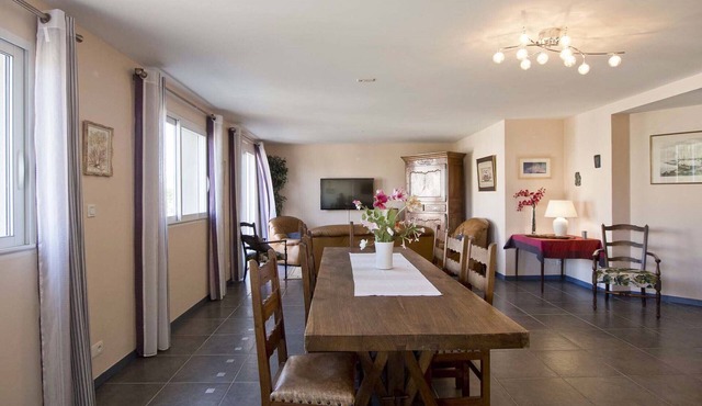 3-Bedroom Apartment Near the Sea with Garage