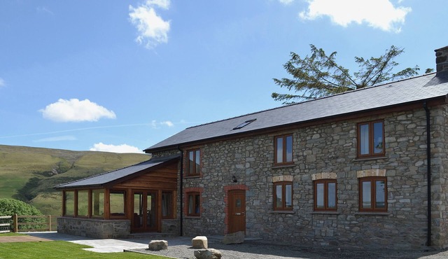 3 bedroom accommodation in near Llanwrthwl, Powys