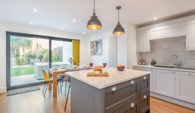 3 bedroom accommodation in Clacton-on-Sea