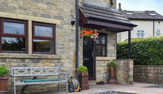 3 bedroom accommodation in Laneshawbridge