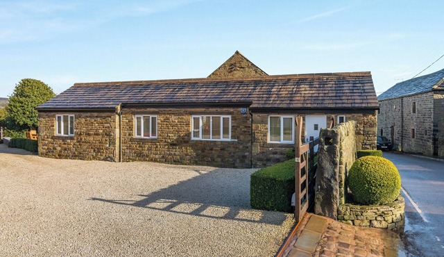 3 bedroom accommodation in Upper Midhope