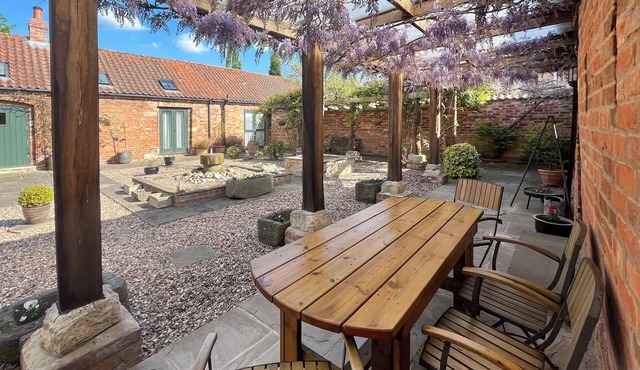 3 bedroom accommodation in North Green